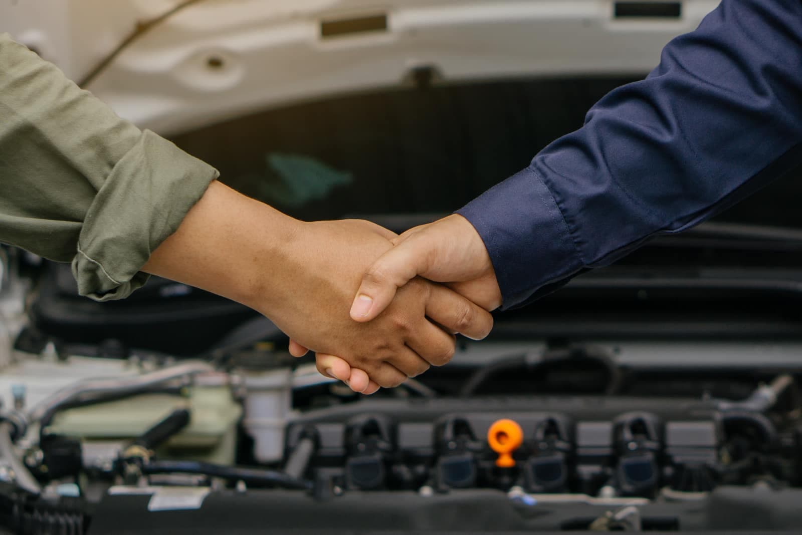 Poignée de main après un dépannage auto réussi à Marseille